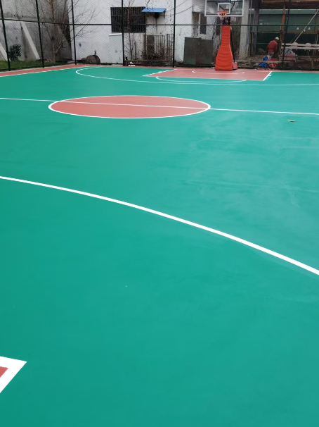 沈阳 球场长期使用易出现地面开裂